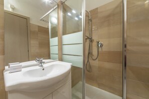Shower, hair dryer, bidet, towels