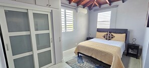 3 bedrooms, iron/ironing board, travel crib, free WiFi - Modern Updated Hillside Escape + Near Town + Backup Solar + Oceanview (Charlotte Amalie)
