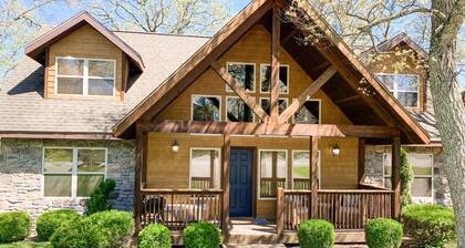 ONE Minute from Silver Dollar City! INDOOR Pool!