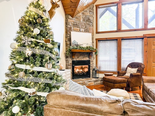 ONE Minute from Silver Dollar City! INDOOR Pool!