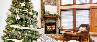 ONE Minute from Silver Dollar City! INDOOR Pool!