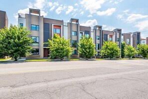 Unclassified image, 4 of 48, button