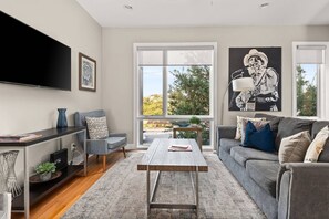 Smart TV - 12S ~ Luxury Home ~ 8 Beds ~ 2 Miles Downtown / Broadway ~ Walk to Gulch ~ Private Rooftop ~ Garage (Nashville)