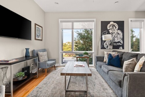 12S ~ Luxury Home ~ 8 Beds ~ 2 Miles Downtown / Broadway ~ Walk to Gulch ~ Private Rooftop ~ Garage