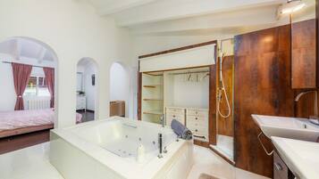 5 bedrooms, free WiFi, bed sheets