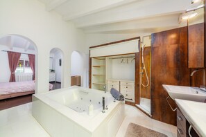 5 bedrooms, free WiFi, bed sheets