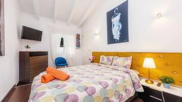 5 bedrooms, free WiFi, bed sheets