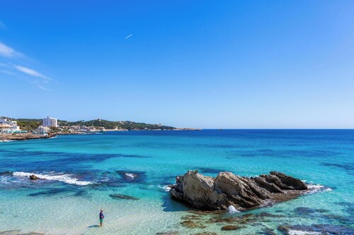 Holiday Home Casa Luz close to the Beach with Wi-Fi & Garden