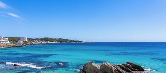 Holiday Home Casa Luz close to the Beach with Wi-Fi & Garden