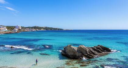 Holiday Home Casa Luz close to the Beach with Wi-Fi & Garden