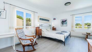 3 bedrooms, iron/ironing board, free WiFi, bed sheets