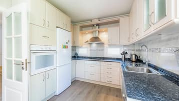 Refrigerador, microondas, horno, placa de cocina