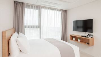 Escritorio, sistema de insonorización, wifi gratis y ropa de cama