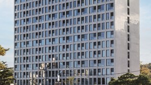 Un edificio moderno con una cuadrícula de ventanas y un letrero que dice 'VANGYANG CENTER MARK HOTEL'.