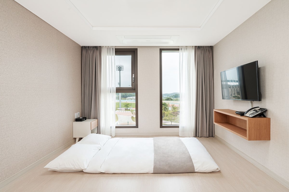 standard ondol room | desk, soundproofing, free wifi, bed sheets