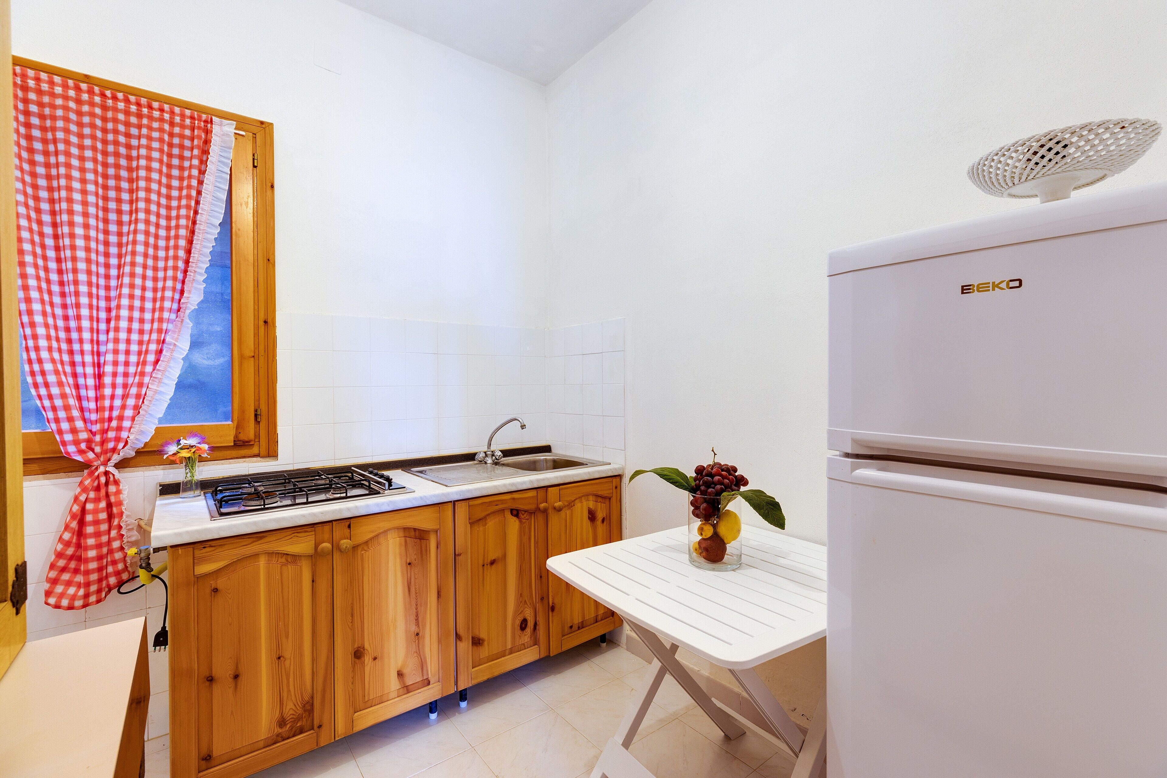 Refrigerador, microondas, placa de cocina, cafetera/tetera