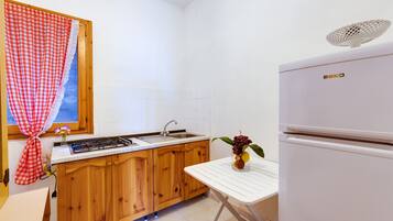 Refrigerador, microondas, placa de cocina, cafetera/tetera