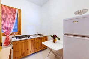 Geladeira, micro-ondas, cooktop, cafeteira/chaleira