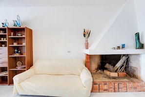 Interior - Holiday Apartment "La Vista di Mondo" on the Beach with Sea View, Terrace & Garden (Torre dei Corsari Arbus)