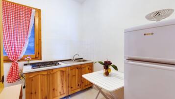 Kühlschrank, Mikrowelle, Herdplatte, Wasserkocher mit Kaffee-/Teezubehör