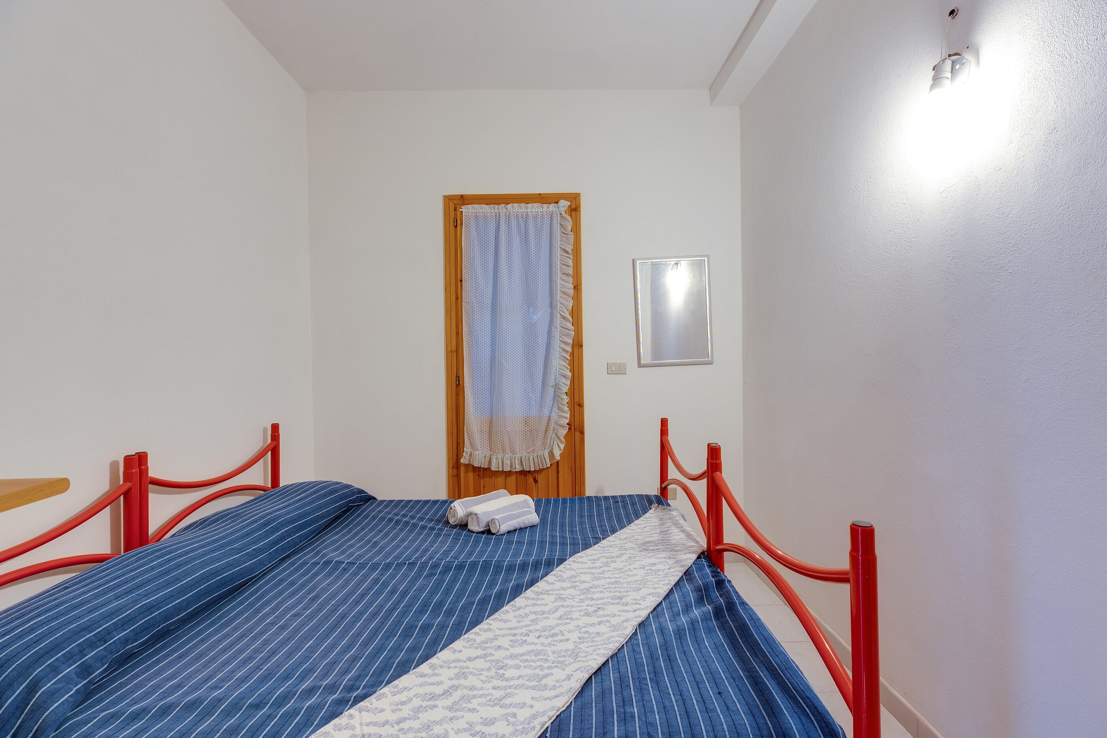 2 habitaciones, tabla de planchar con plancha y ropa de cama 