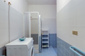 Douche, séchoir à cheveux, serviettes fournies