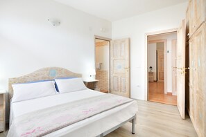 3 slaapkamers, een strijkplank/strijkijzer, gratis wifi, beddengoed