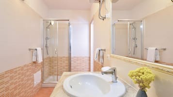 Dusche, Haartrockner, Handtücher