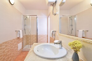 Een douche, een haardroger, handdoeken