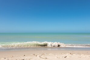 Chaise longue, serviettes de plage, plongée avec masque et tuba