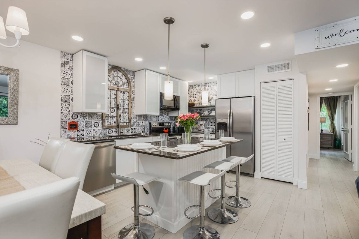 Fabulous, open & modern kitchen with plenty of seating at meal time