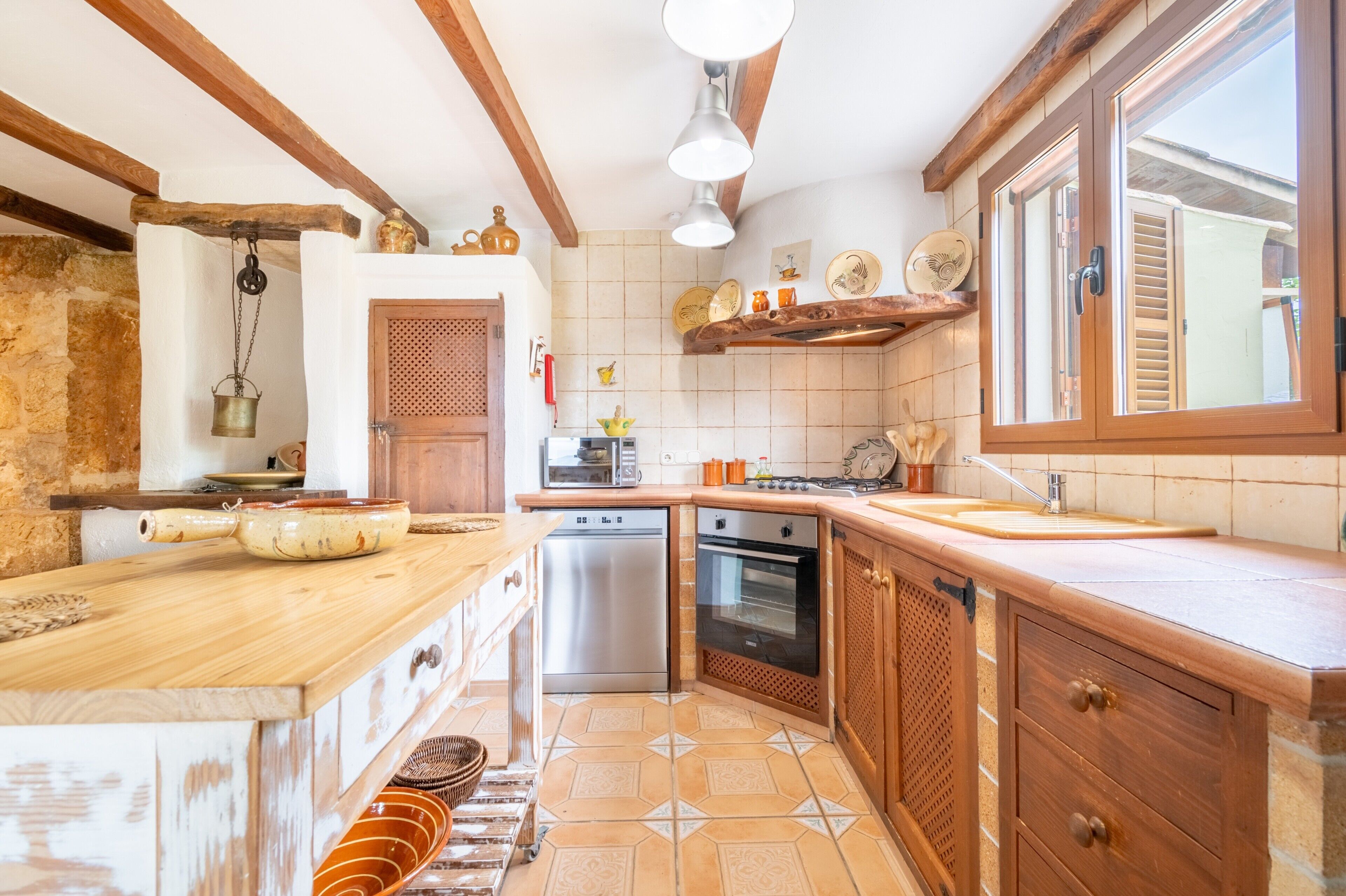Frigorífico, microondas, horno y placa de cocina
