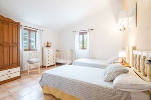 4 bedrooms, iron/ironing board, free WiFi, bed sheets
