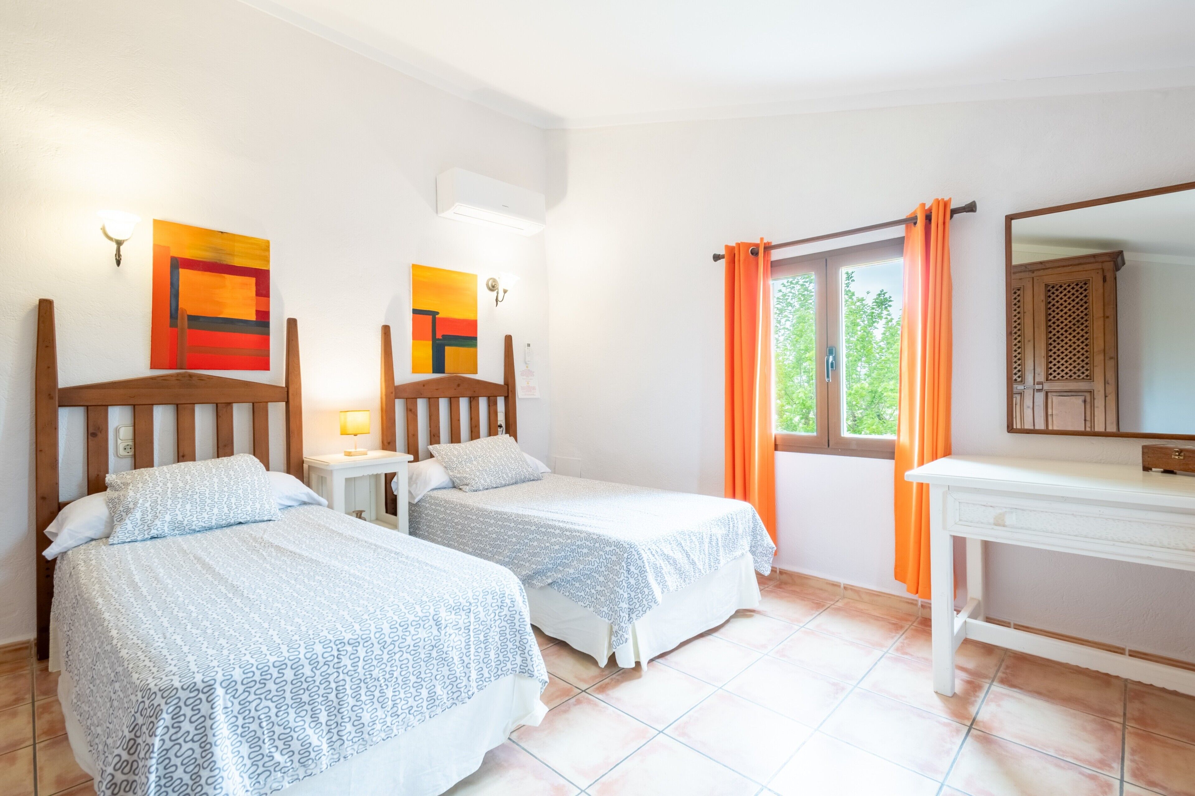 4 dormitorios, tabla de planchar con plancha, wifi gratis y ropa de cama