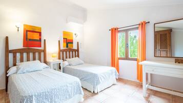 4 dormitorios, tabla de planchar con plancha, wifi gratis y ropa de cama