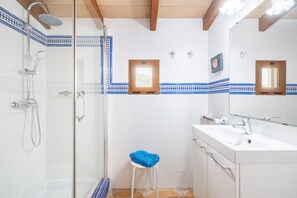 Bathtub, hair dryer, towels - Holiday Villa Can Corro with Mountain View, Wi-Fi, A/C, Pool, Garden & Terrace (Alcudia)