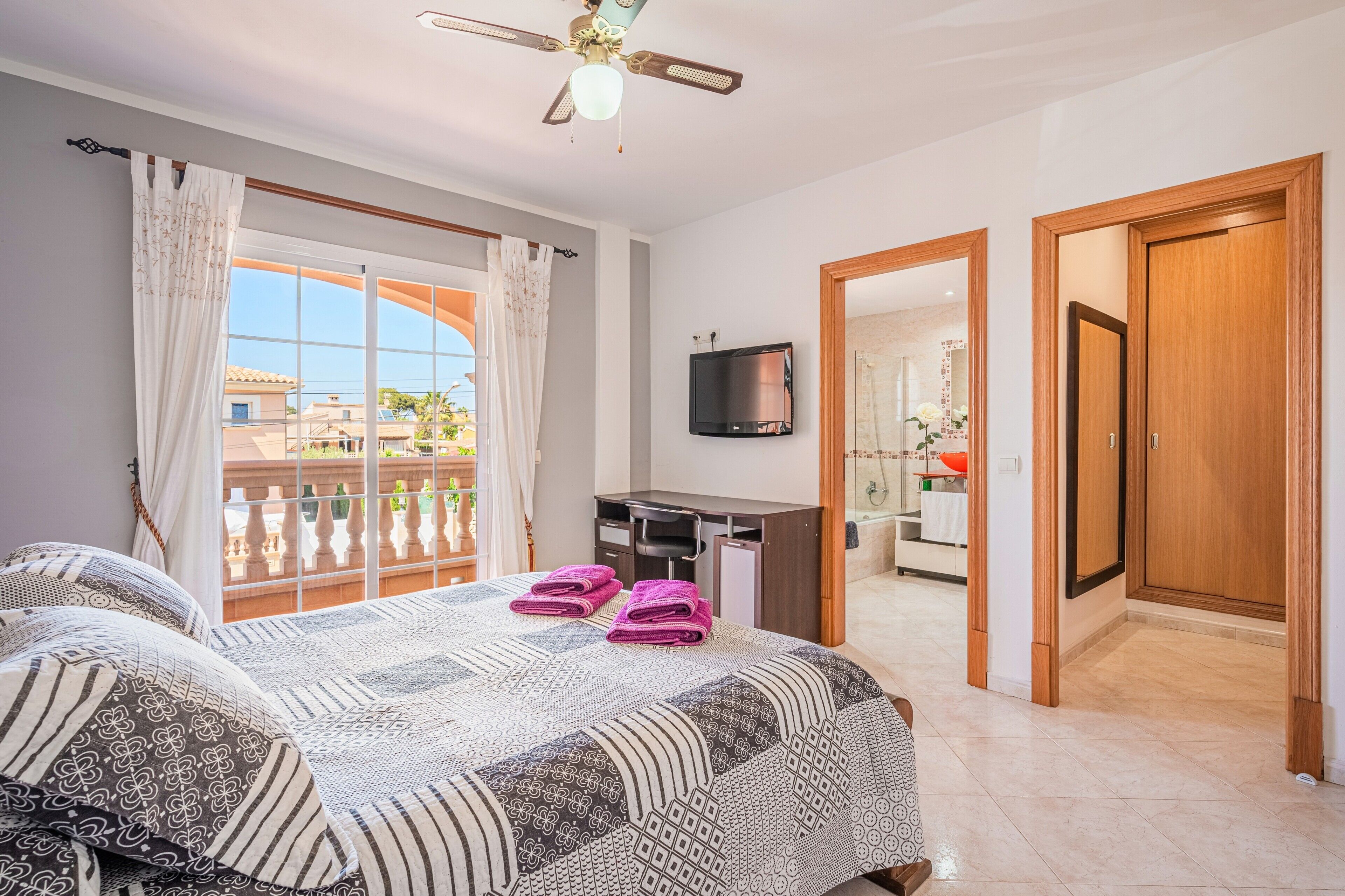 4 Schlafzimmer, Bügeleisen/Bügelbrett, kostenloses WLAN, Bettwäsche