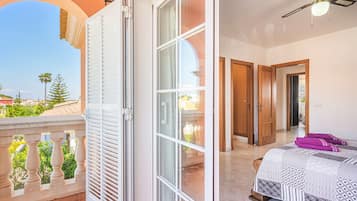 4 bedrooms, iron/ironing board, free WiFi, bed sheets