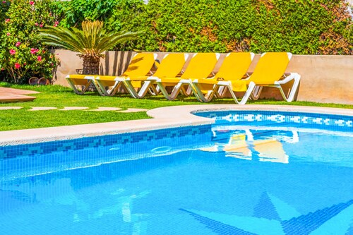 Holiday Home Casa las Bahias with Pool, Wi-Fi, A/C, Terrace & Garden; Parking Available