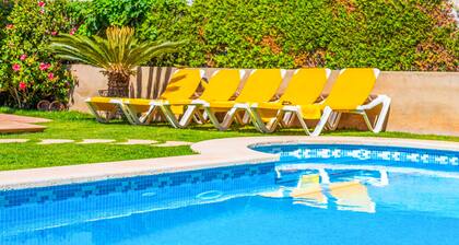 Holiday Home Casa las Bahias with Pool, Wi-Fi, A/C, Terrace & Garden; Parking Available