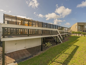 Un edificio moderno con una galería techada y un garaje.