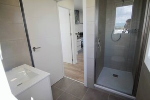 Dusj, hårføner og håndklær