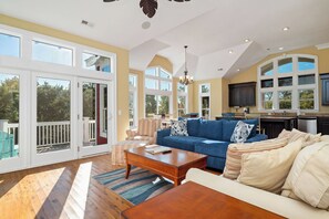 TV - Alta Mira: Porches Galore Among Live Oaks, Only 1/4 Mile From Beach (Oak Island)