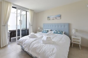 3 slaapkamers, een strijkplank/strijkijzer, gratis wifi, beddengoed