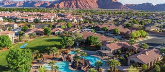 Paradise Village at Zion 28: Private Hot Tub, Outdoor firepit, and Community Pool