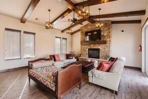 TV, fireplace, table tennis - Paradise Village at Zion 28: Private Hot Tub, Outdoor firepit, and Community Pool (Santa Clara)