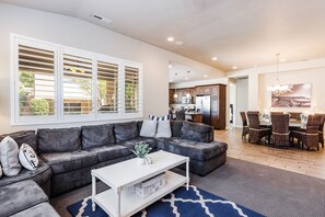 TV, fireplace, table tennis - Paradise Village at Zion 28: Private Hot Tub, Outdoor firepit, and Community Pool (Santa Clara)