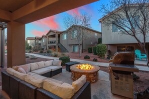 Terrace/patio - Paradise Village at Zion 28: Private Hot Tub, Outdoor firepit, and Community Pool (Santa Clara)