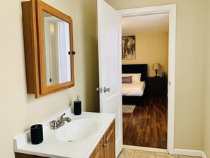 Kombinert dusj/badekar, hårføner, håndklær og såpe