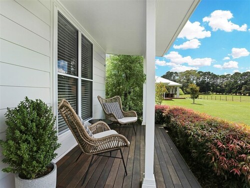 Elysium Cottage - A Cosy Retreat with Water Views